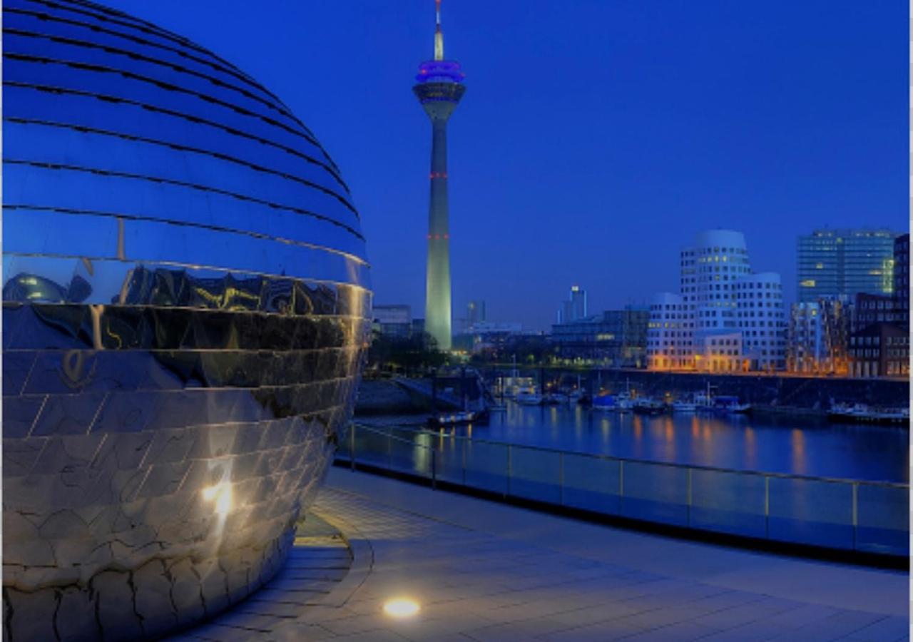 Medienhafen Apartment Direkt Am Zentrum Düsseldorf Eksteriør bilde