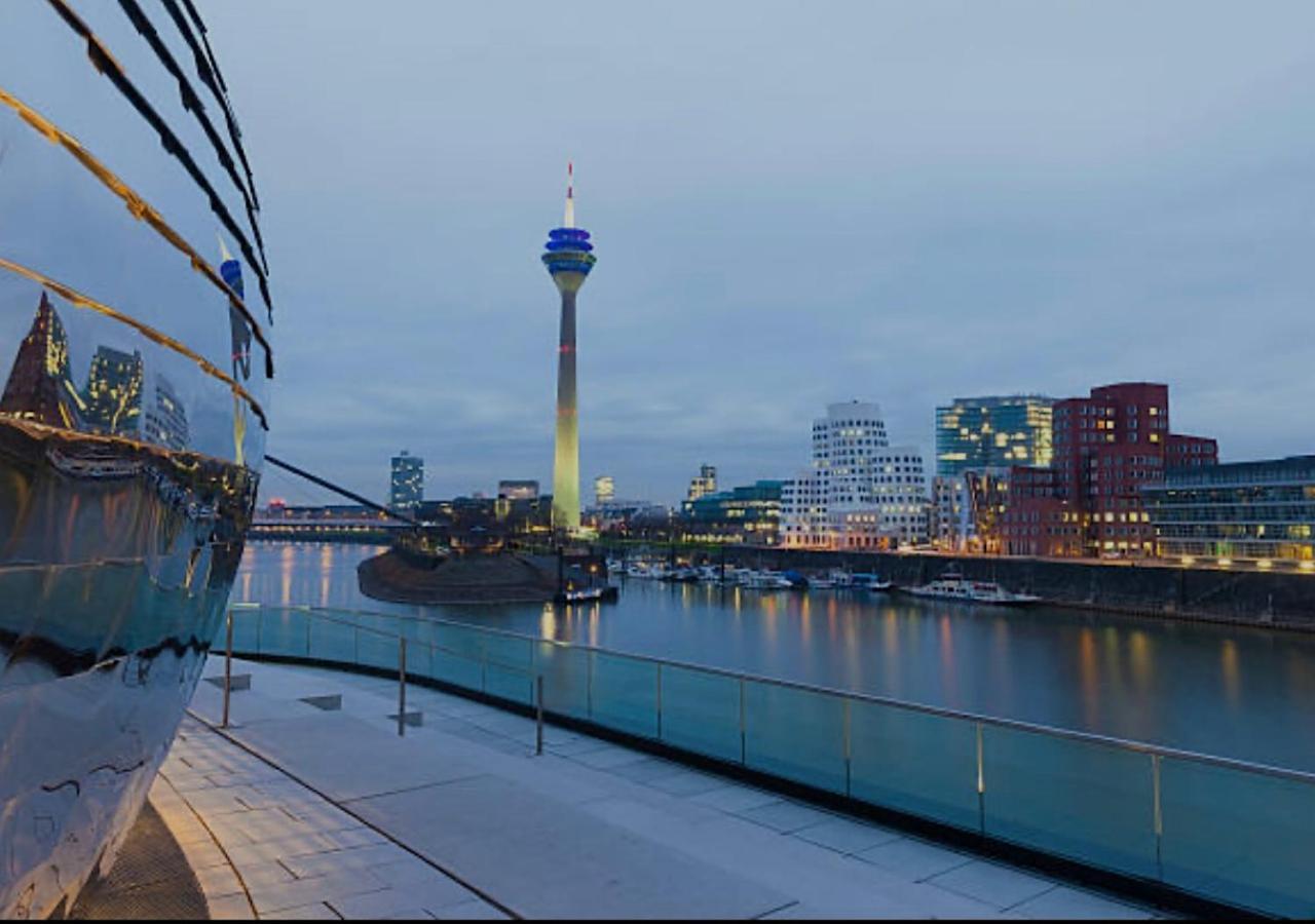 Medienhafen Apartment Direkt Am Zentrum Düsseldorf Eksteriør bilde